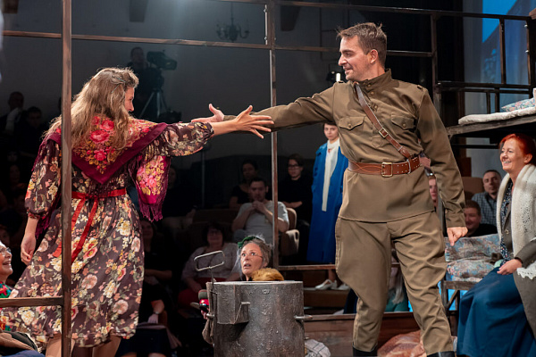 Teatr to go: Эти люди выстоят. «Эшелон» в театре «Сфера»